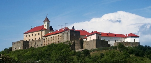 Замок в Мукачево - популярная достопримечательность в Украине