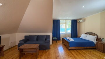 Отель "Aura city hotel" в г. Гагра на поезде-374370622