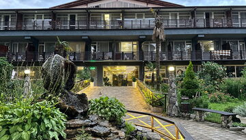 Отель "Пицунда" в Пицунде на поезде-958469598